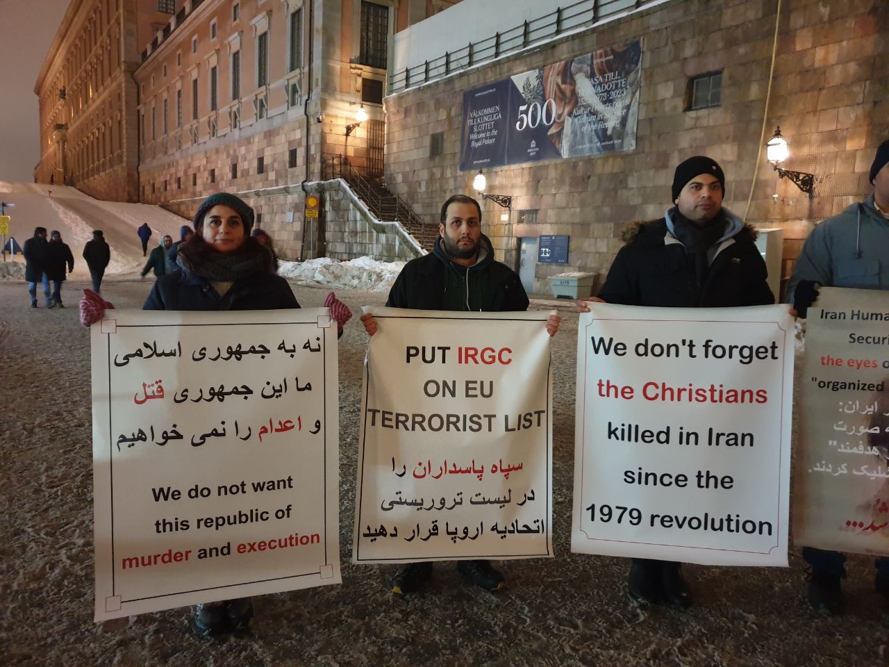 یکشنبه ۱۹ آذر به مناسبت روز جهانی حقوق بشر، ایرانیان ساکن استکهلم در اعتراض به نقض سازمان‌یافته حقوق بشر از سوی جمهوری اسلامی، مقابل پارلمان سوئد تجمعی برگزار کردند